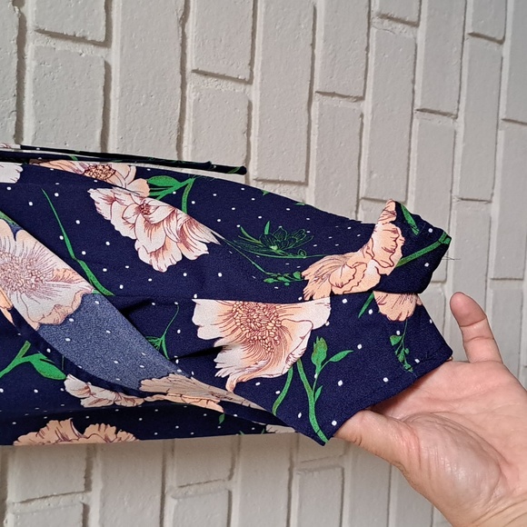 Forever 21 Blue Wrap Tie Floral  Romper. Size Small NWOT - Picture 5 of 9